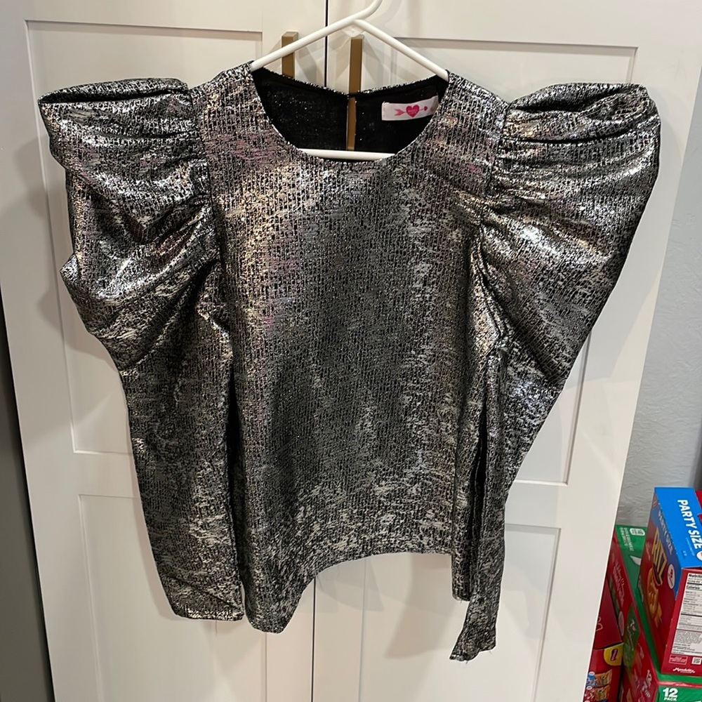 Boutique top. Black/silver.